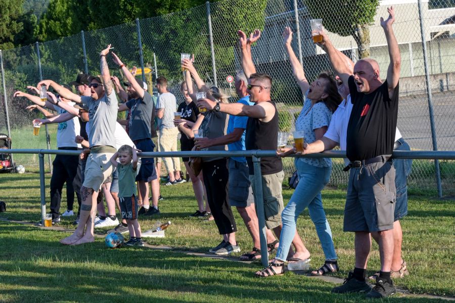 Laola der Zuschauer beim Spiel des FC Shoppy gegen den FC Schönbühl.