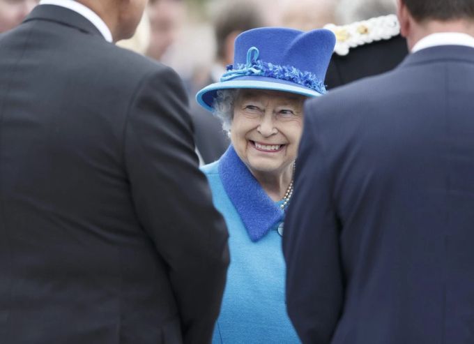 Queen Elizabeth in royalem Blau. Prinzessin Kate Aufsehen
