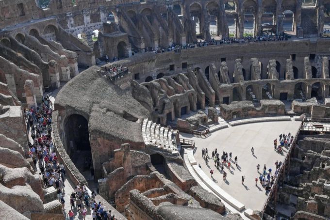 Tourist Kritzelt Liebesbekundung In Mauer Des R mischen Kolosseums Nau ch