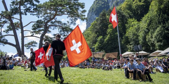 Fahnenschwinger in Aktion auf der Rütliwiese während der Bundesfeier am 1. August 2022. rütli nationalsymbol SVP