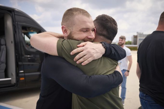 Der ukrainische Präsident Volodymyr Zelenskyy, rechts umarmt den Verteidiger des Stahlwerks Azovstal, Serhii Volynskyi am internationalen Flughafen von Istanbul in der Türkei, Samstag, 8. Juli 2023. Zelenskyy