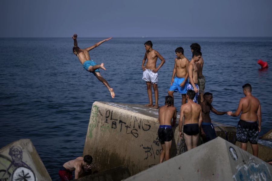 Junge Menschen kühlen sich im Süden Spaniens ab - in Teilen Andalusien lagen die Temperaturen der letzten Tage immer wieder bei über 40 Grad.