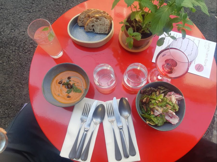 Tomatensuppe und Salat mit einem Randendressing. Dazu den Rank Rosé von einem Winzer aus Hettlingen sowie ein hausgemachtes Rhabarber Soda.