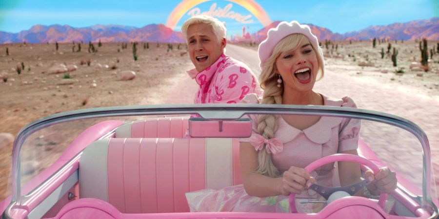 Ryan Gosling als Ken und Margot Robbie als Barbie in einer Szene des Films «Barbie».