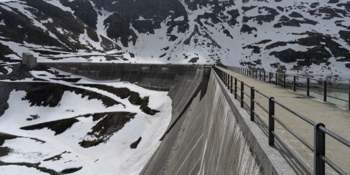 Die Staumauer am Oberaarsee im Juni 2021. In der Nähe befindet sich das Berghaus Oberaar. Oberaarsee