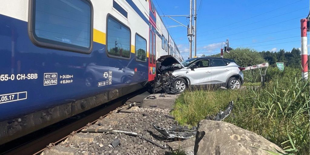 hinwil-zh-s-bahn-kollidiert-auf-bahn-bergang-mit-personenwagen
