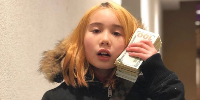 lil Tay mit einem Bündel Dollarnoten.