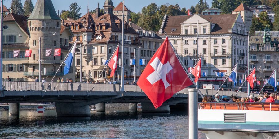 Schweizer und Luzerner Flaggen bei der Seebrücke in der Stadt Luzern.