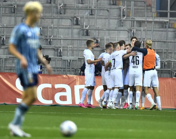 Der FC Luzern feiert den 2:1-Siegestreffer von Jakub Kadak im Spiel der 2. Qualifikationsrunde der Europa Conference League. FC Luzern