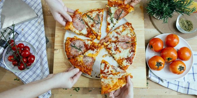 Philosophie an Pizza erklären? Und ob. Und es geht mehr als «Liebe geht durch den Magen» ... Philosophie Pizza Liebe Magen