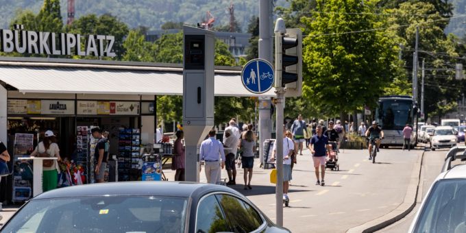 Der Bürkliplatz. in der Stadt Zürich. Da ist viel los. Bürkliplatz