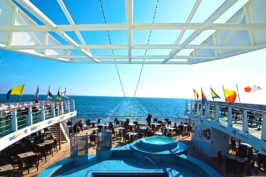 Der Blick auf das Pooldeck der «Ocean Majesty».