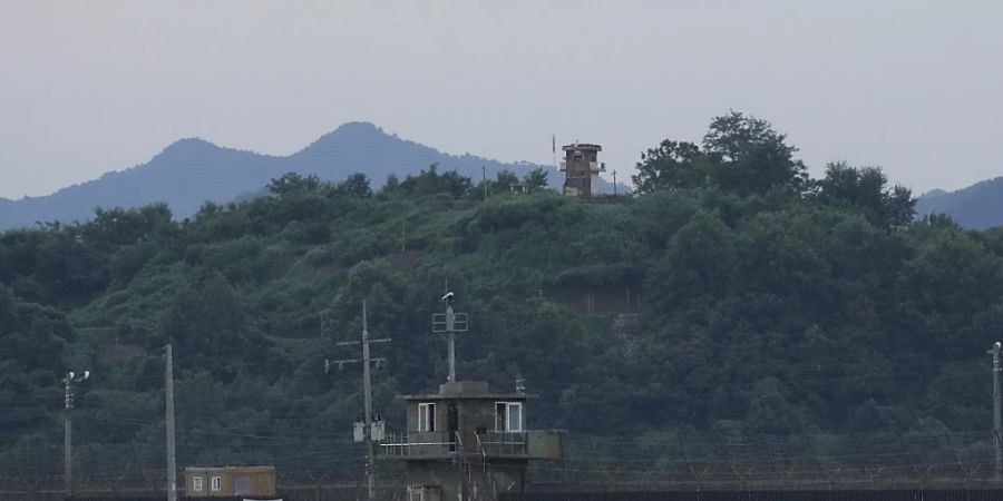 Ein nordkoreanischer Wachposten (hinten) ein südkoreanischer Wachposten (vorne) in der Nähe der Grenze zu Nordkorea. Foto: Ahn Young-joon/AP/dpa