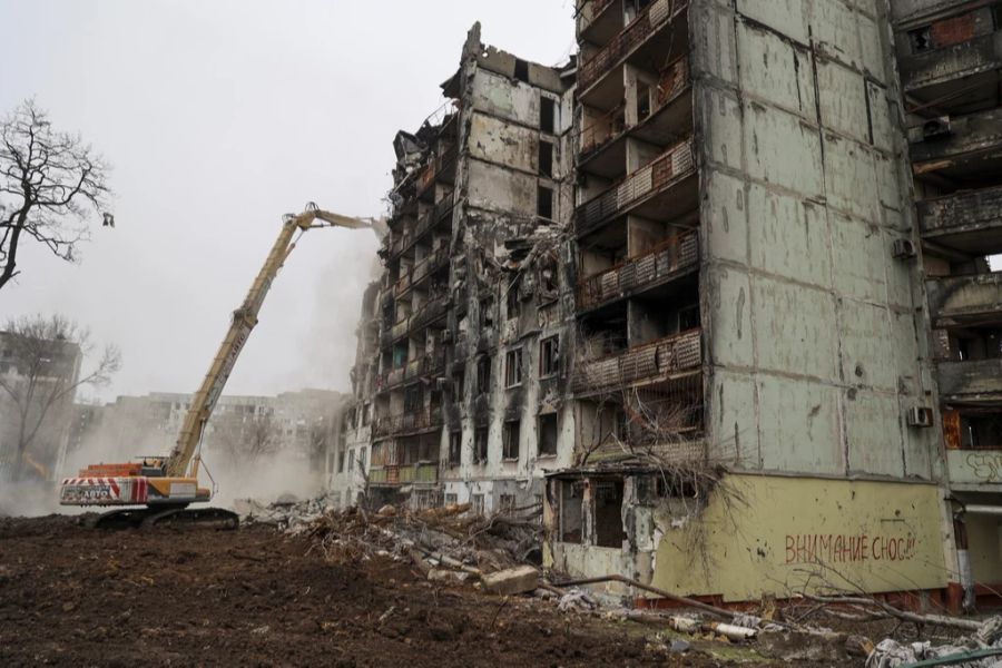 Der Umweg führte auch durch die zerbombte Stadt Mariupol. Ein «Schock» finden dies einige, «es lohne sich», meinen andere.