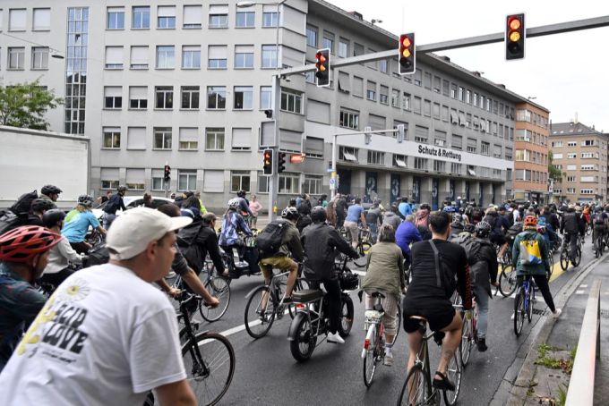 Teilnehmerinnen und Teilnehmer der unbewilligten Demonstration Critical Mass in Zürich am Freitag, 28. Juli 2023. Zürich Critical Mass Unbewilligt