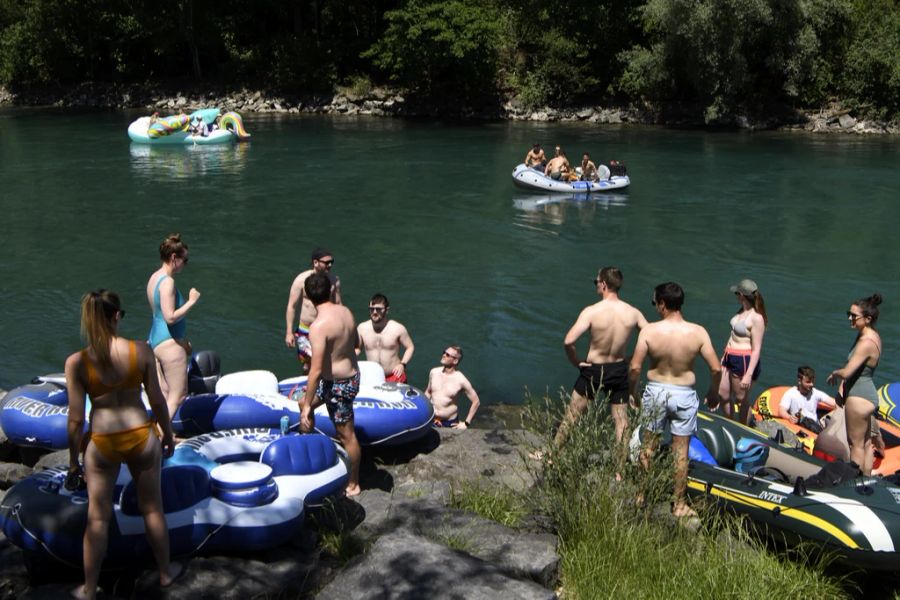 Seit 2020 müssen Böötler auf Schweizer Flüssen ihr Boot anschreiben und eine Rettungsweste pro Person mitführen. (Symbolbild)