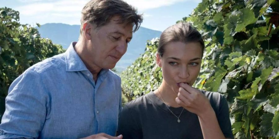 Der Südtiroler Winzer Matteo DeCanin (Tobias Moretti) prüft in seinem Weinberg mit seiner Tochter Laura (Antonia Moretti) den Reifegrad der Weintrauben. Foto: Martin Rattini/good friends Filmproduktions GmbH/ZDF/dpa