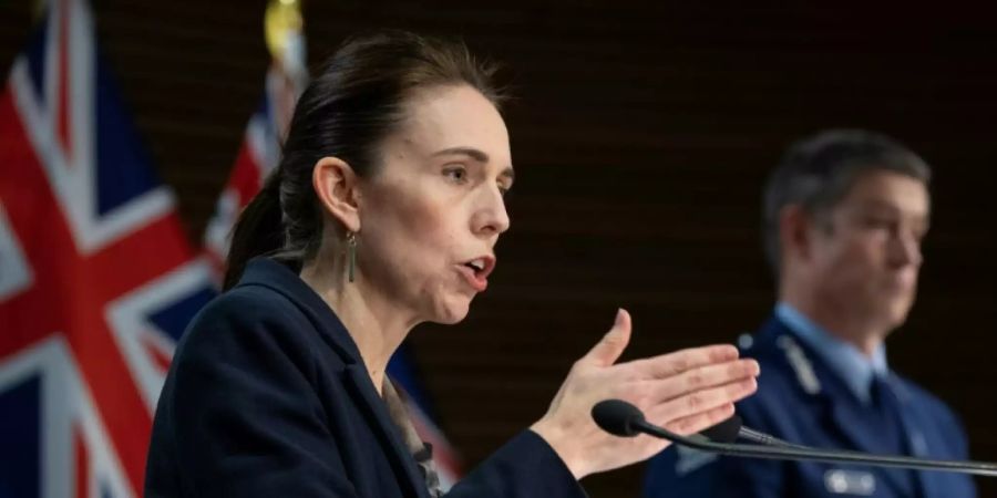 Ardern mit Polizeichef Coster