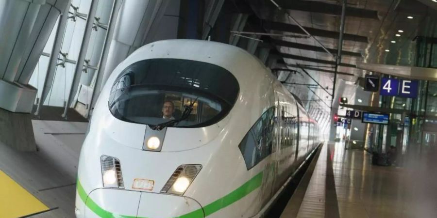 Wer viel mit dem ICE unterwegs ist, hat zuletzt wahrscheinlich weniger für die Tickets zahlen müssen als noch vor einem Jahr. Foto: Frank Rumpenhorst/dpa/Archivbild