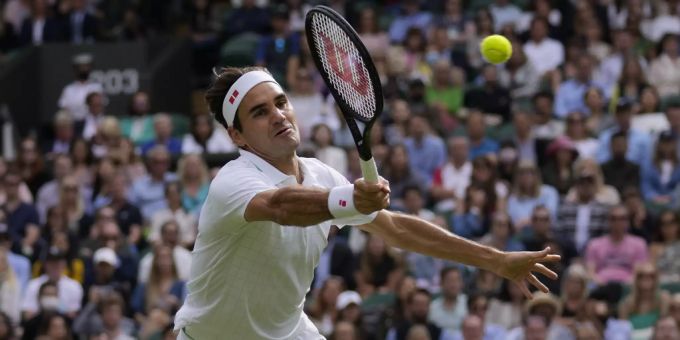 Roger Federer streckt sich in Wimbledon vergeblich. Roger Federer