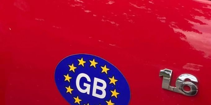 Ein «GB»-Sticker reicht künftig nicht mehr. Foto: Benedikt von Imhoff/dpa Ein «GB»-Sticker reicht künftig nicht mehr. Foto: Benedikt von Imhoff/dpa