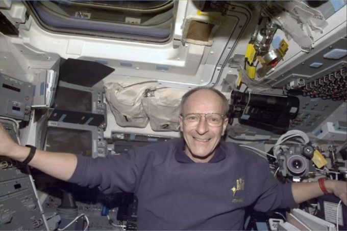 Der wohl bekannteste Schweizer Weltraum-Export, Claude Nicollier, unterwegs mit der Discovery (1999). gh