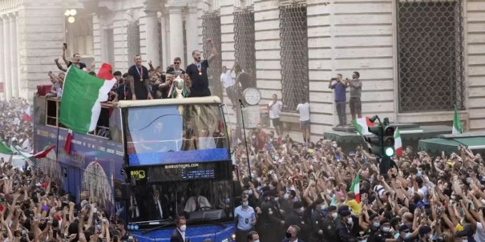 Am Ende hat die Fahrt durch Rom mit dem offenen Doppeldecker für Italiens Europameister doch geklappt. Foto: Gregorio Borgia/AP/dpa Am Ende hat die Fahrt durch Rom mit dem offenen Doppeldecker für Italiens Europameister doch geklappt. Foto: Gregorio Borgia/AP/dpa