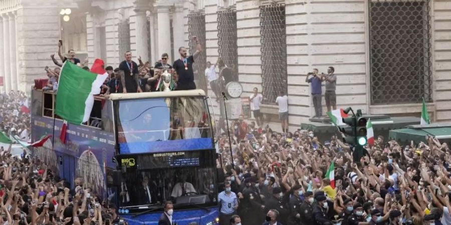 Am Ende hat die Fahrt durch Rom mit dem offenen Doppeldecker für Italiens Europameister doch geklappt. Foto: Gregorio Borgia/AP/dpa