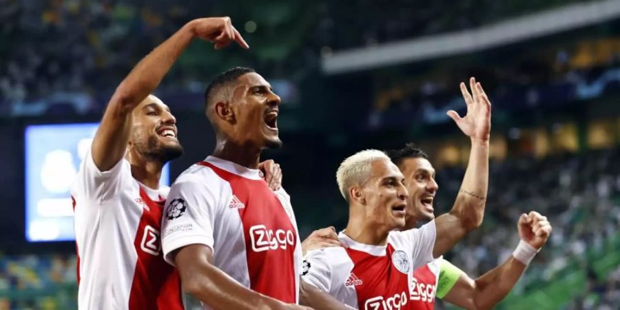 Gefeierter Mann beim Ajax-Sieg in Lissabon: Sebastien Haller (2.v.l). Foto: Maurice Van Steen/ANP/dpa