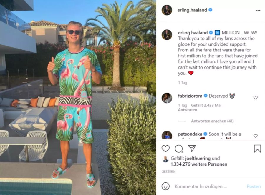 Erling Haaland bedankt sich im Flamingo-Zebra-Dress. Jetzt hat der BVB-Star bereits 10 Millionen Follower auf Instagram.