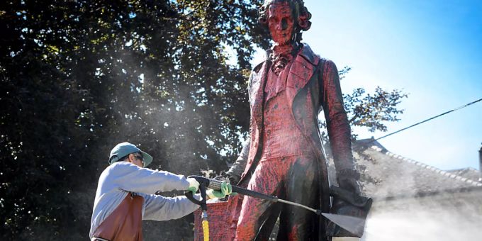 Die Bronzestatue von David de Pury in Neuenburg wurde letztes Jahr mit roter Farbe beschmiert. (Archivbild) David de Pury