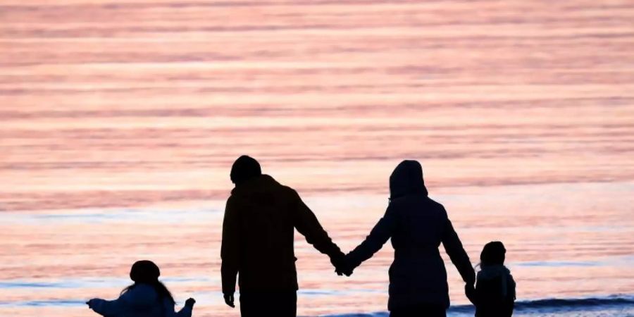 Während viel weniger Kinder aus dem Ausland adoptiert werden, steigt der Anteil der Stiefkindadoptionen. Foto: Bernd Wüstneck/dpa-Zentralbild/dpa