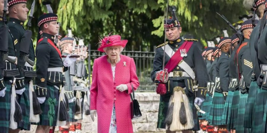 Die britische Königin Elizabeth bei der Inspektion der Ehrengarde vor den Toren von Balmoral Castle. Foto: Jane Barlow/PA/dpa