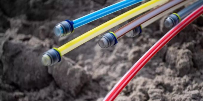 Im Streit über den Glasfaserausbau im Nordwesten Deutschlands müssen der Regionalanbieter EWE und die Deutsche Telekom einen Rückschlag hinnehmen. Foto: Sina Schuldt/dpa Im Streit über den Glasfaserausbau im Nordwesten Deutschlands müssen der Regionalanbieter EWE und die Deutsche Telekom einen Rückschlag hinnehmen. Foto: Sina Schuldt/dpa