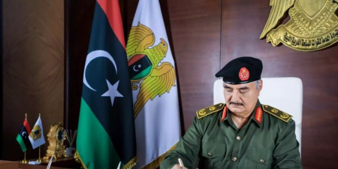 General Haftar in seinem Büro in Bengasi General Haftar in seinem Büro in Bengasi
