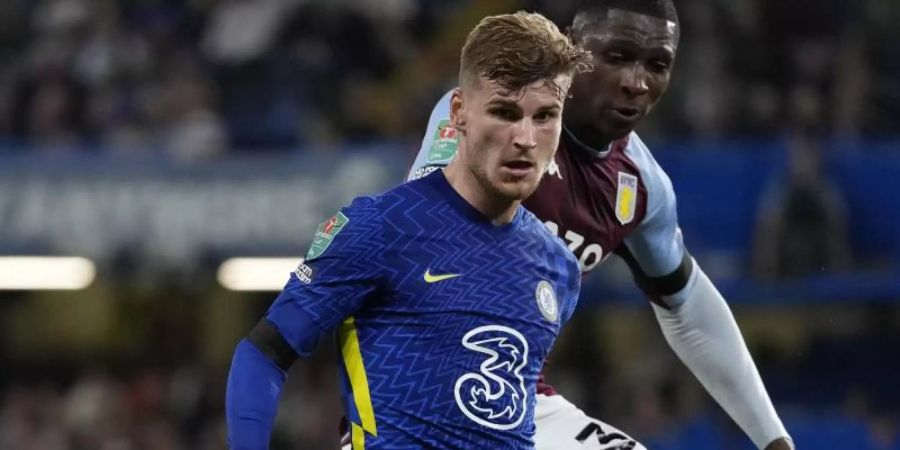 Chelseas Timo Werner (l) und Aston Villas Kortney Hause kämpfen um den Ball. Foto: Frank Augstein/AP/dpa