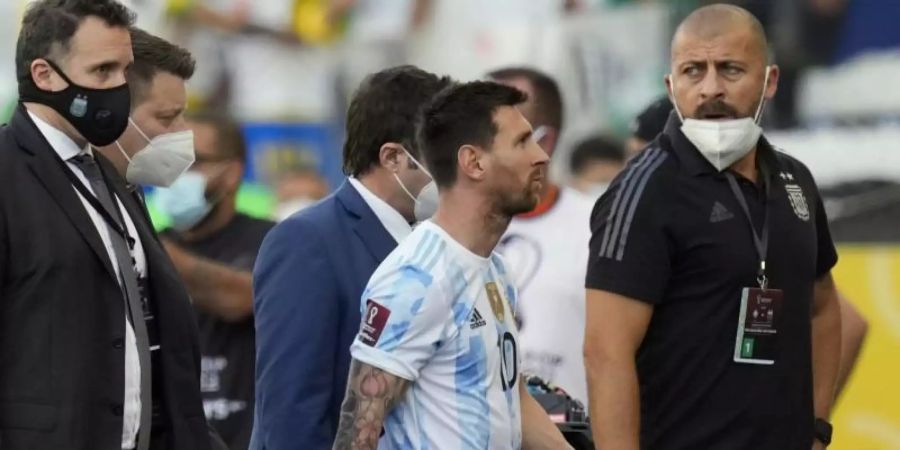 Argentiniens Superstar Lionel Messi verlässt das nach de Abbruch in Sao Paulo den Platz. Foto: Andre Penner/AP/dpa