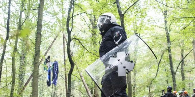 Polizisten stehen im September 2018 vor einer Barrikade im Hambacher Forst, in der sich eine Aktivistin festgebunden hat. Foto: Marcel Kusch/dpa Polizisten stehen im September 2018 vor einer Barrikade im Hambacher Forst, in der sich eine Aktivistin festgebunden hat. Foto: Marcel Kusch/dpa
