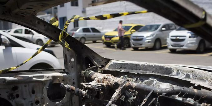 Die Leiche des ermordeten Botschafters fanden die Behörden in einem verkohlten Auto. (Archivbild) Die Leiche des ermordeten Botschafters fanden die Behörden in einem verkohlten Auto. (Archivbild)