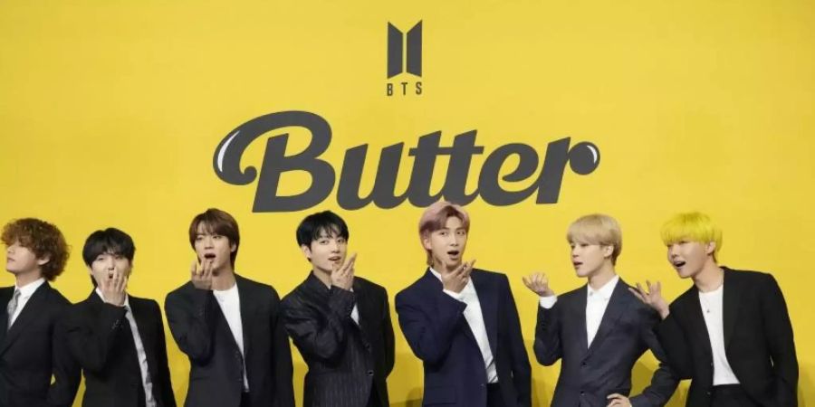 Mitglieder der südkoreanischen K-Pop-Band BTS.en ständig an Karma»»). Foto: Lee Jin-Man/AP/dpa