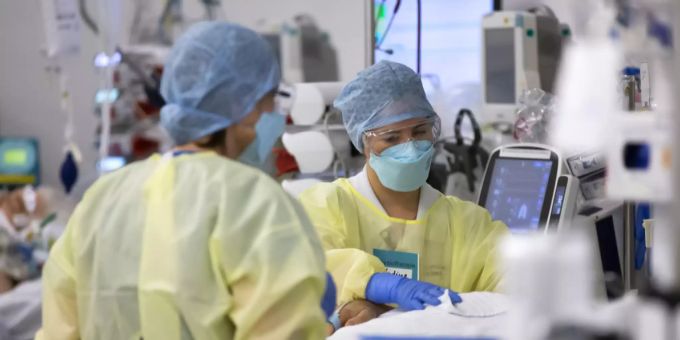 Ein Patient wird auf der Intensivstation im Bruderholzspital behandelt. Coronavirus Intensivstation