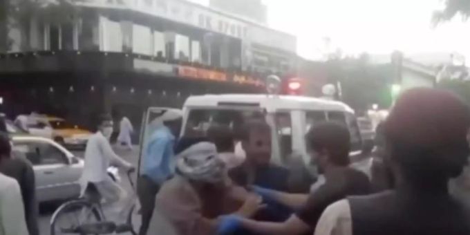 Menschen kümmern sich um eine verwundete Person in der Nähe der Explosion ausserhalb des Flughafens in Kabul. Foto: Uncredited/Aśvaka News Agency/dpa Menschen kümmern sich um eine verwundete Person in der Nähe der Explosion ausserhalb des Flughafens in Kabul. Foto: Uncredited/Aśvaka News Agency/dpa