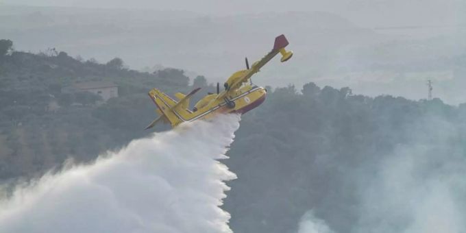Ein Löschflugzeug beim Einsatz gegen die Flammen. Foto: Alessandro Tocco/LaPresse via AP/dpa Ein Löschflugzeug beim Einsatz gegen die Flammen. Foto: Alessandro Tocco/LaPresse via AP/dpa