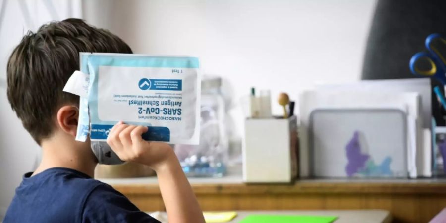 Schulkind mit Corona-Schnelltest in Berlin