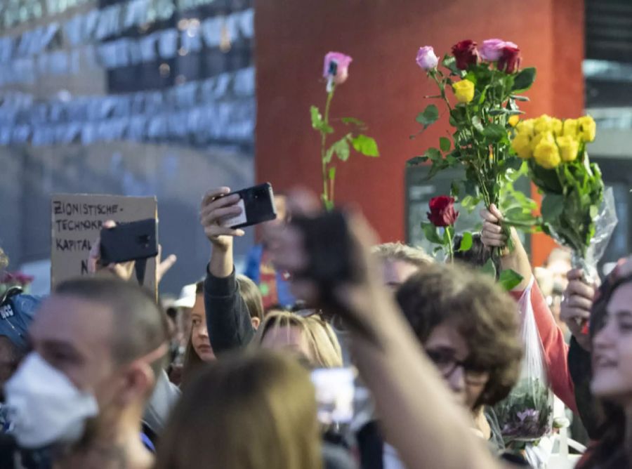 Die ältesten Verschwörungstheorien sind hartnäckig antisemitisch: Jemand hält an einer Corona-Demonstration in Bern ein Plakat, auf welchem «Zionistische Technokratie» geschrieben ist.