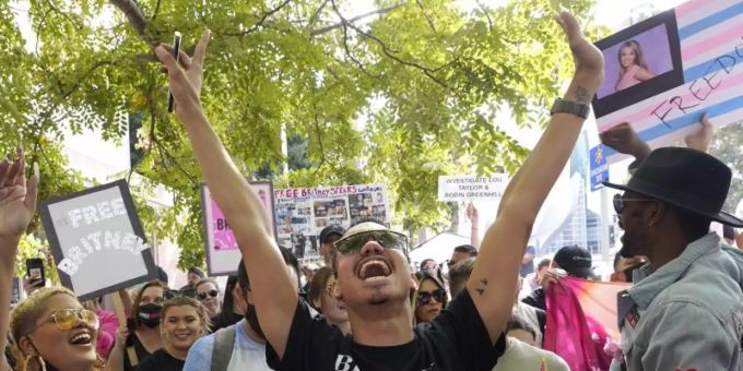 Britney Spears Unterstützer Brian Molina feiert vor dem Gerichtsgebäude in Los Angeles, wo ein Richter dem Vater von Britney Spears die Vormundschaft entzogen hat, die das Leben der Sängerin seit 13 Jahren kontrolliert. Foto: Chris Pizzello/AP/dpa Britney Spears Unterstützer Brian Molina feiert vor dem Gerichtsgebäude in Los Angeles, wo ein Richter dem Vater von Britney Spears die Vormundschaft entzogen hat, die das Leben der Sängerin seit 13 Jahren kontrolliert. Foto: Chris Pizzello/AP/dpa