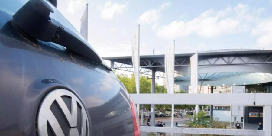 In der Stadthalle Braunschweig wird in einem Strafprozess des Landgerichts Braunschweig gegen vier Angeklagte im VW-Abgasskandal verhandelt. Foto: Julian Stratenschulte/dpa