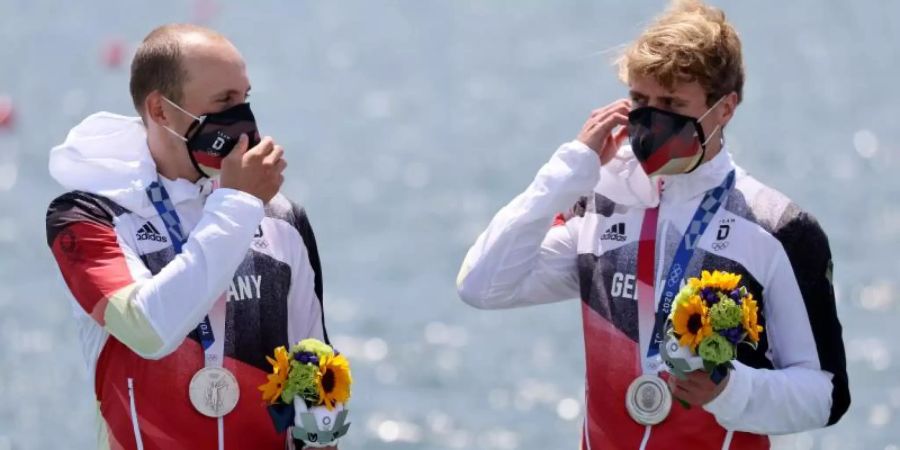 Die Silbermedaillengewinner Jonathan Rommelmann (l) und Jason Osborne bei der Siegerehrung. Foto: Jan Woitas/dpa-Zentralbild/dpa