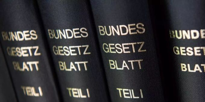 Das Bundesgesetz. Foto: picture alliance / Peter Kneffel/dpa Bundesgesetz