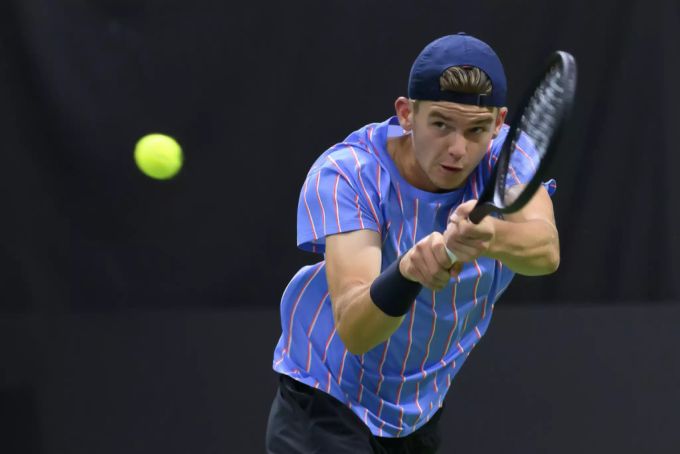 Jérôme Kym fokussiert sich auf den Ball. Junioren Halbfinal
